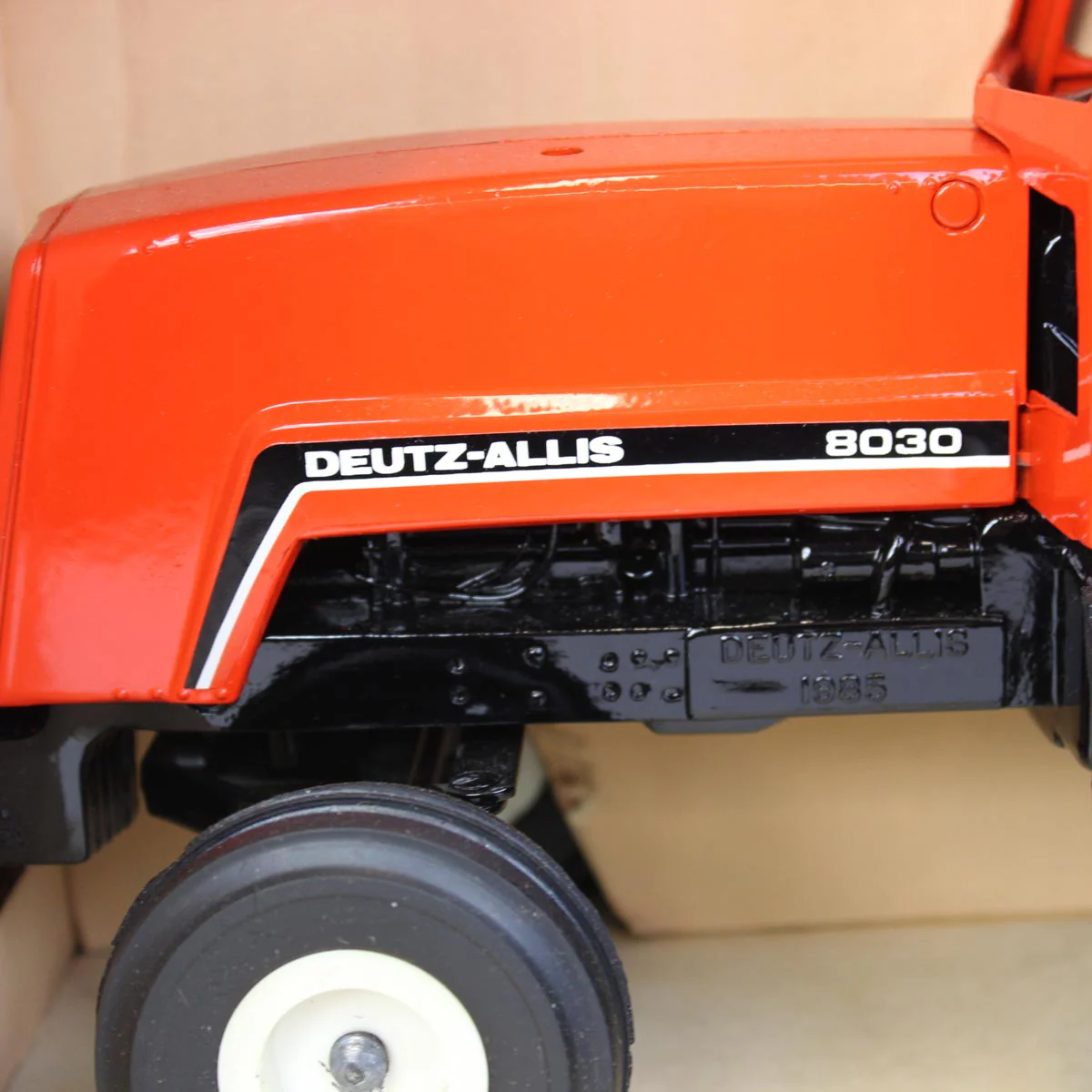 1/16 Deutz Allis 8030 2WD Tractor with Rear Duals by ERTL, 1985 Special Edition - Image 2